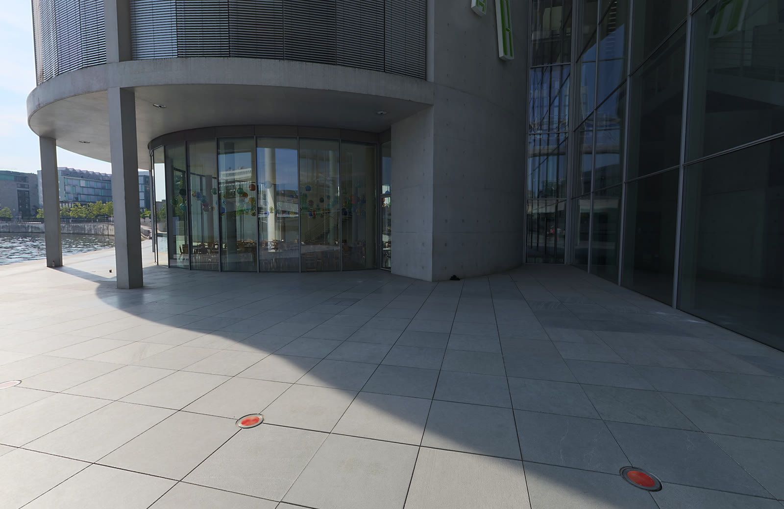 Laje corporativa com terraço e fachada de vidro, foto 2